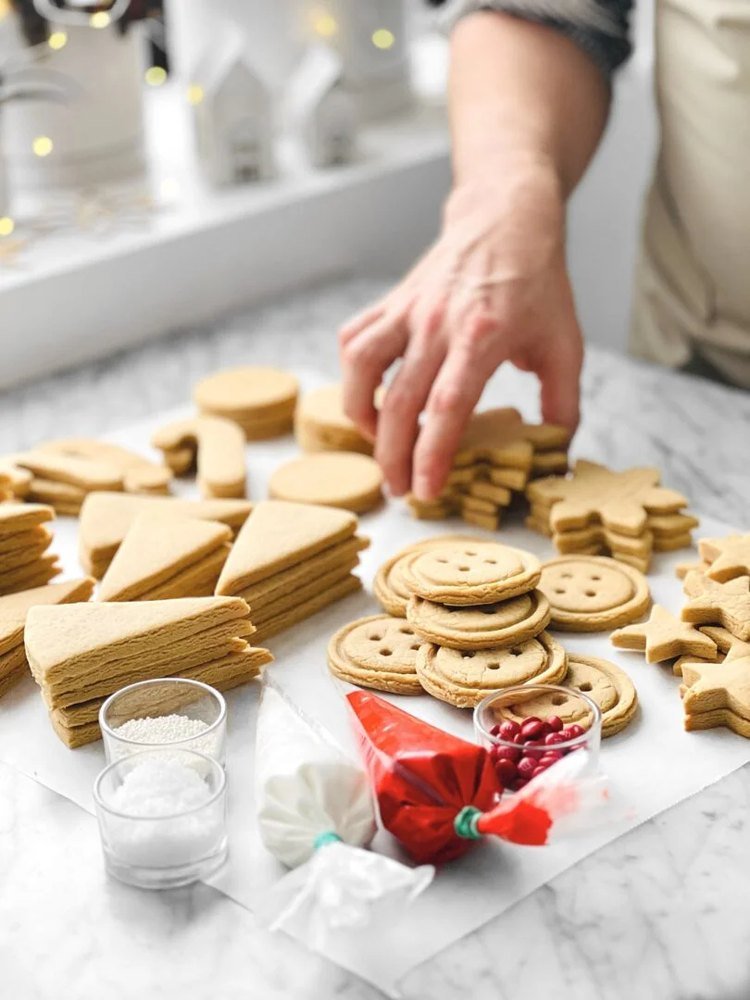 Nina dispose des biscuits sablés prêts à être décorés Nina dispose des biscuits sablés prêts à être décorés